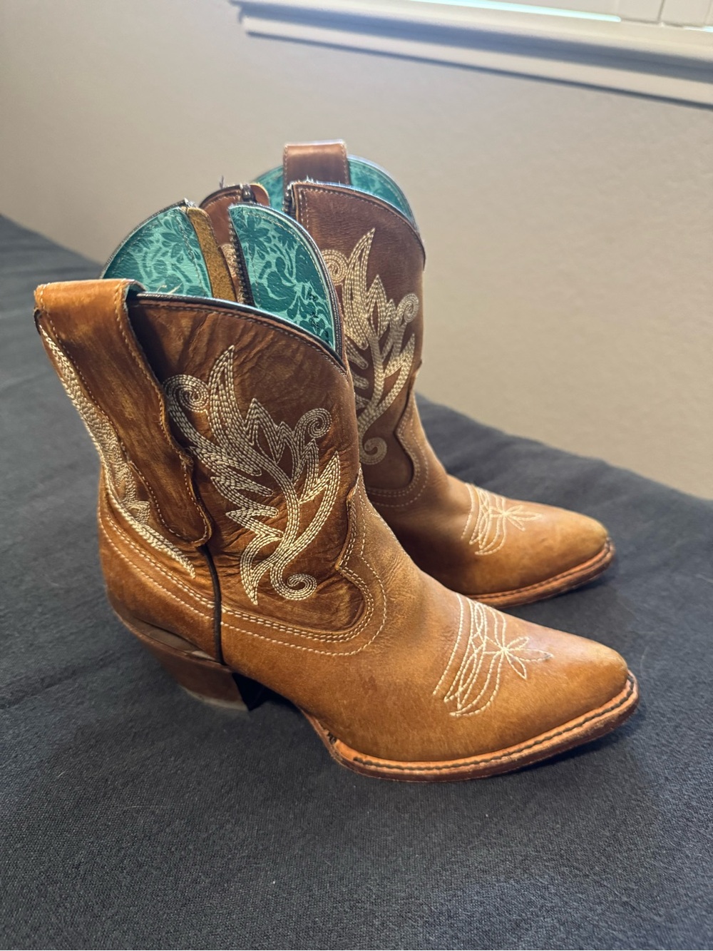 CORRAL WOMEN'S EMBROIDERED WESTERN FASHION BOOTIES - SNIP TOE
